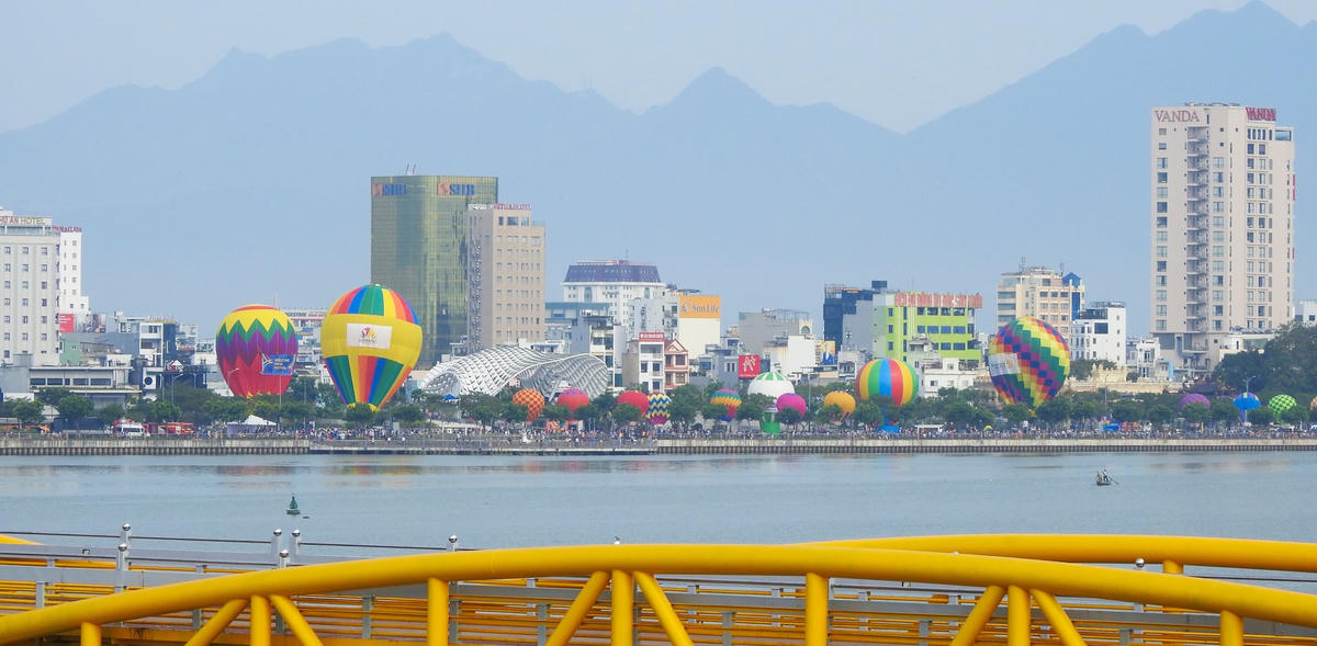 Cung đường giữa Cầu Trần Thị Lý và Cầu Rồng, nơi diễn ra hoạt động Diễu hành Carnival đường phố. Ảnh: Thanh Tùng.