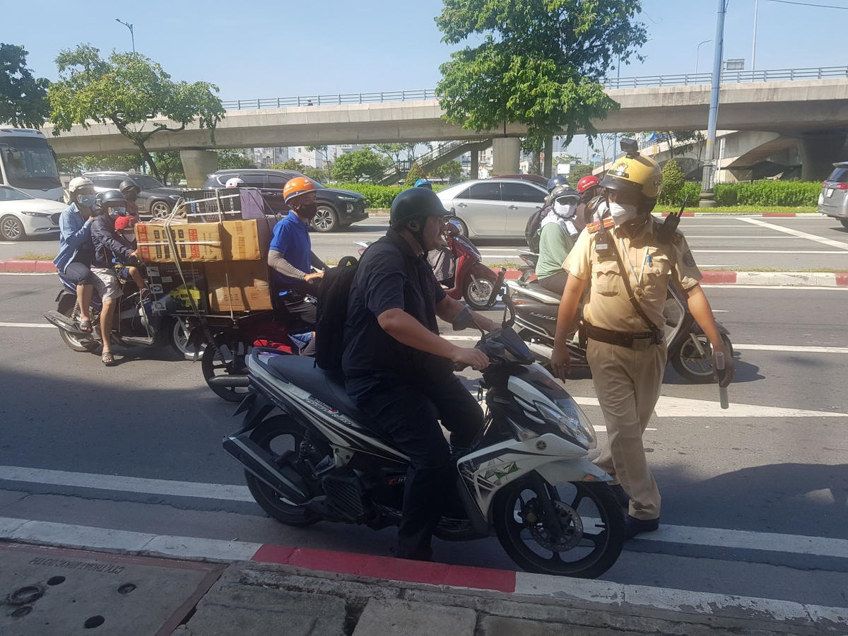 CSGT cho tạm dừng các phương tiện chạy quá tốc độ.