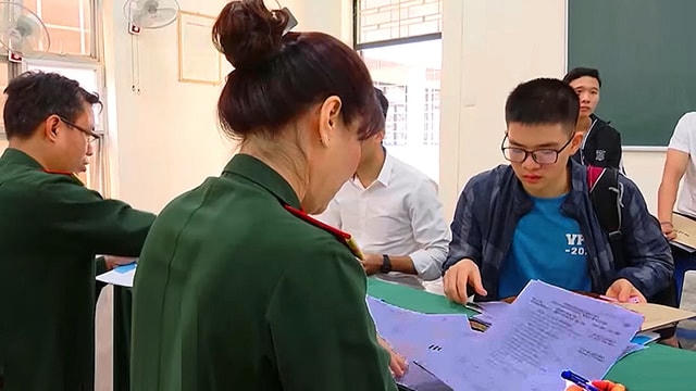 Một buổi tư vấn tuyển sinh tại Học viện Kỹ thuật Quân sự. Ảnh: BQP.