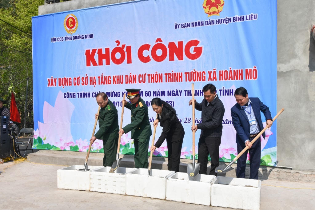 Đại diện lãnh đạo Hội CCB tỉnh và huyện Bình Liêu làm lễ khởi công công trình xây dựng cơ sở hạ tầng cho khu dân cư Trình Tường. Ảnh: QMG.