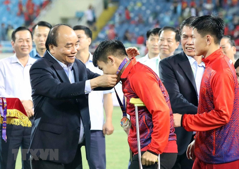 Chủ tịch nước Nguyễn Xuân Phúc trao Huy chương Vàng cho các cầu thủ U23 Việt Nam. Ảnh: TTXVN.
