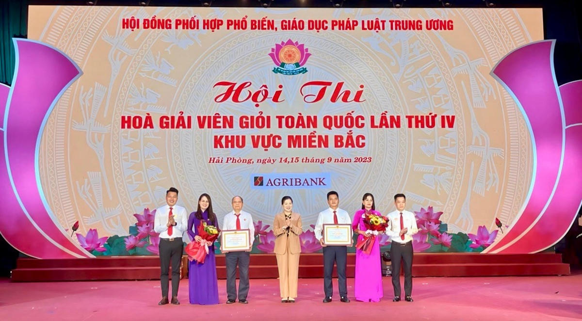 Phó Chủ tịch UBTƯ MTTQ Việt Nam Trương Thị Ngọc Ánh tặng hoa và trao giải cho các đội thi đạt giải.
