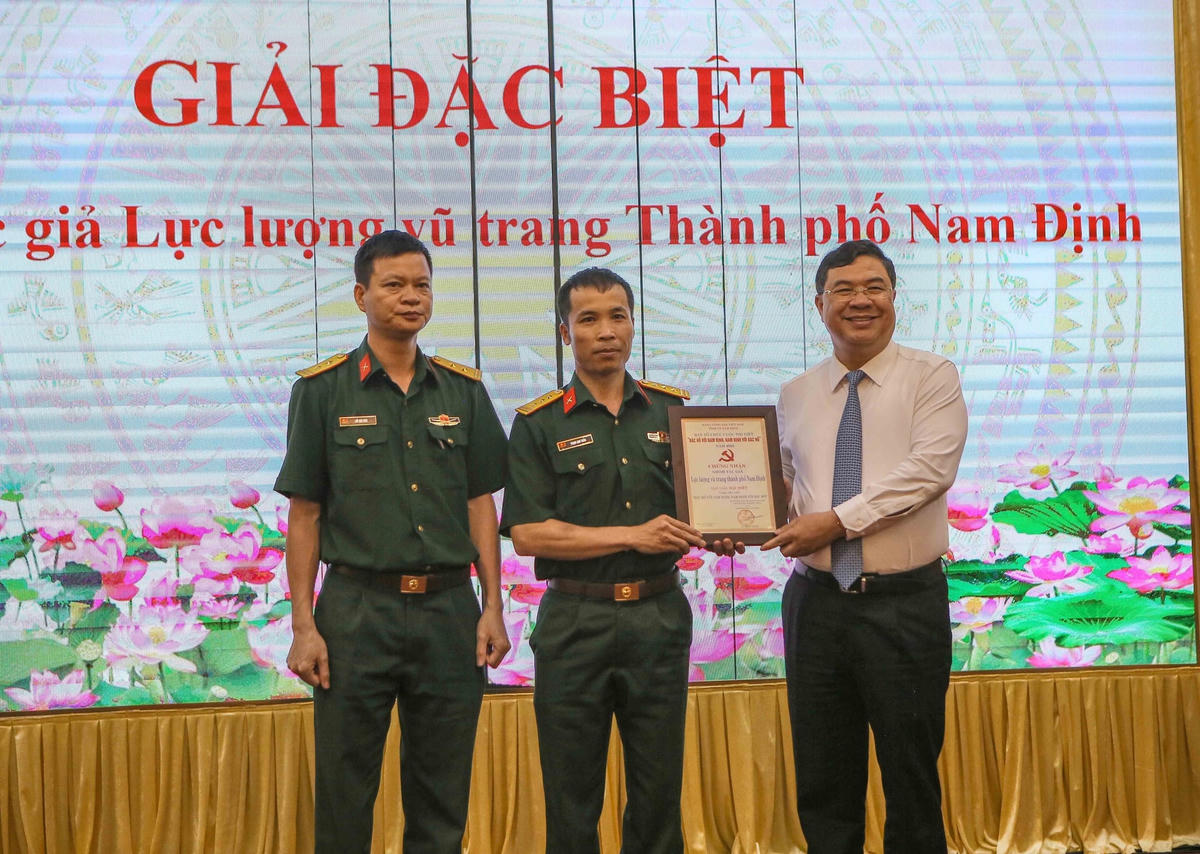 Bí thư Tỉnh ủy Nam Định Phạm Gia Túc trao giải Đặc biệt cho Nhóm tác giả thuộc Lực lượng vũ trang TP Nam Định. 