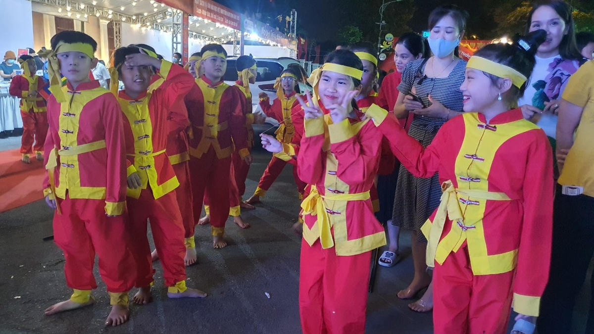 Trong khi một tốp thiếu nhi khác háo hức chờ được lên sân khấu biểu diễn văn nghệ.