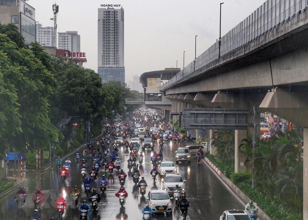 Trên đường Nguyễn Trãi, người dân phải di chuyển chậm. Ảnh: TTXVN.