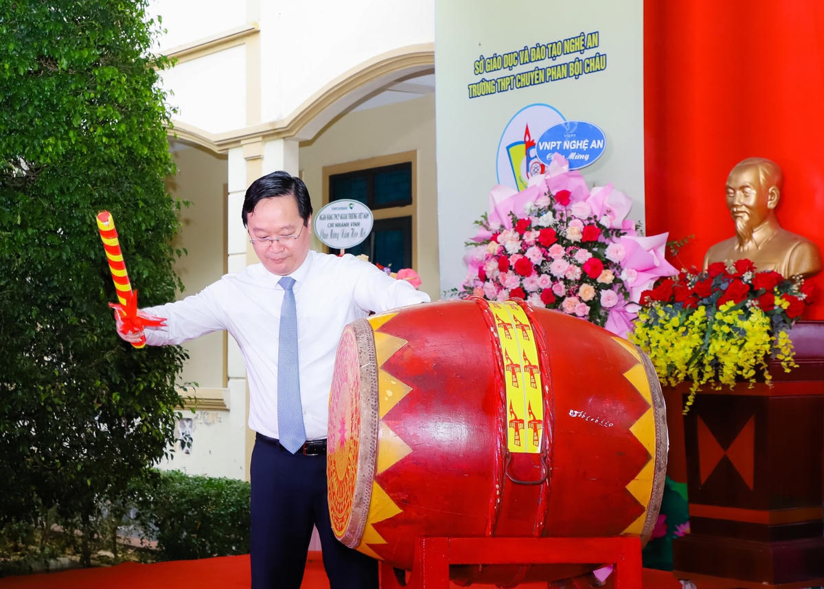 Chủ tịch UBND tỉnh Nguyễn Đức Trung đánh trống khai giảng năm học 2023-2024. 