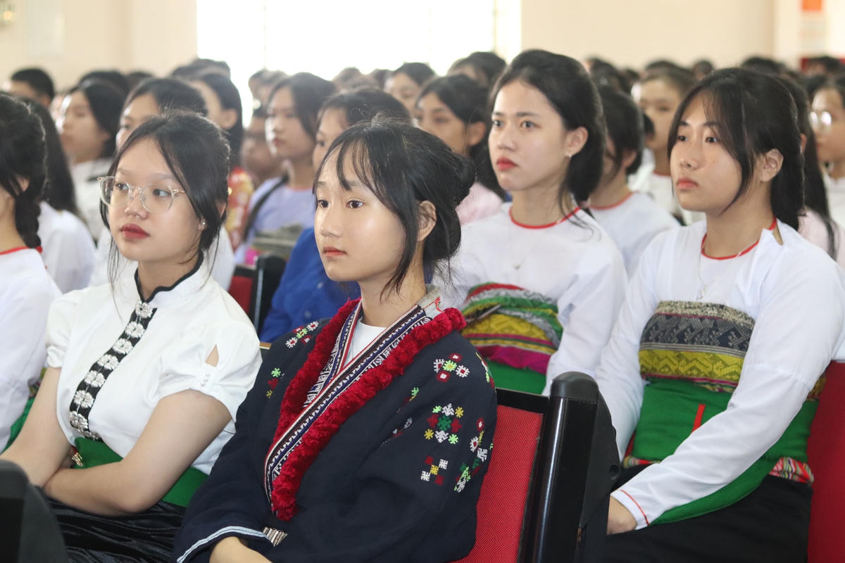Các bạn học sinh rạng rỡ trong trang phục dân tộc của đồng bào Thái, Mường...