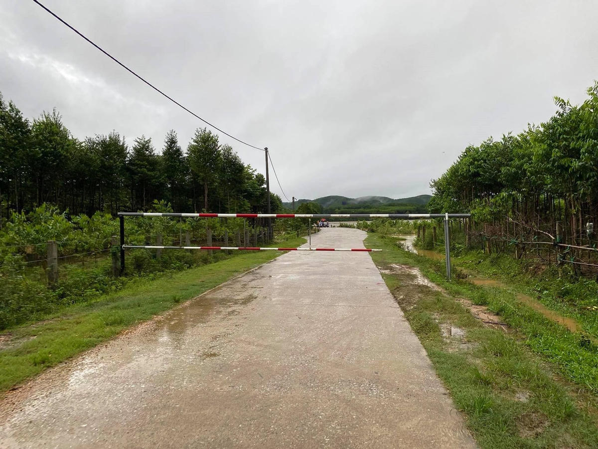 Chính quyền huyện Hương Khê lập rào chắn cảnh báo người dân.