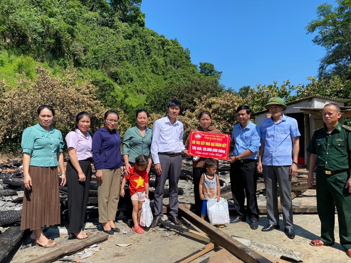 Ủy ban MTTQ Việt Nam tỉnh Quảng Bình trao tiền hỗ trợ làm nhà cho gia đình chị Hà.