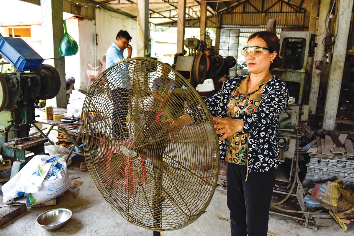 Những chiếc quạt công suất lớn luôn được bật trong thời điểm các thợ rèn làm việc.  