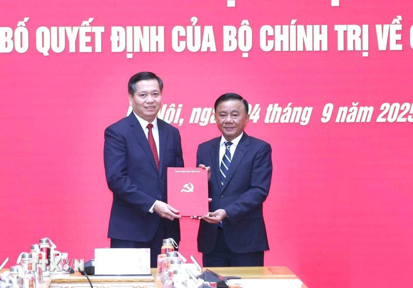 Đồng chí Trần Cẩm Tú, Ủy viên Bộ Chính trị, Thường trực Ban Bí thư, Bí thư Đảng ủy các cơ quan Đảng Trung ương trao Quyết định của Bộ Chính trị cho đồng chí Nguyễn Long Hải. (Ảnh: Phương Hoa/TTXVN)
