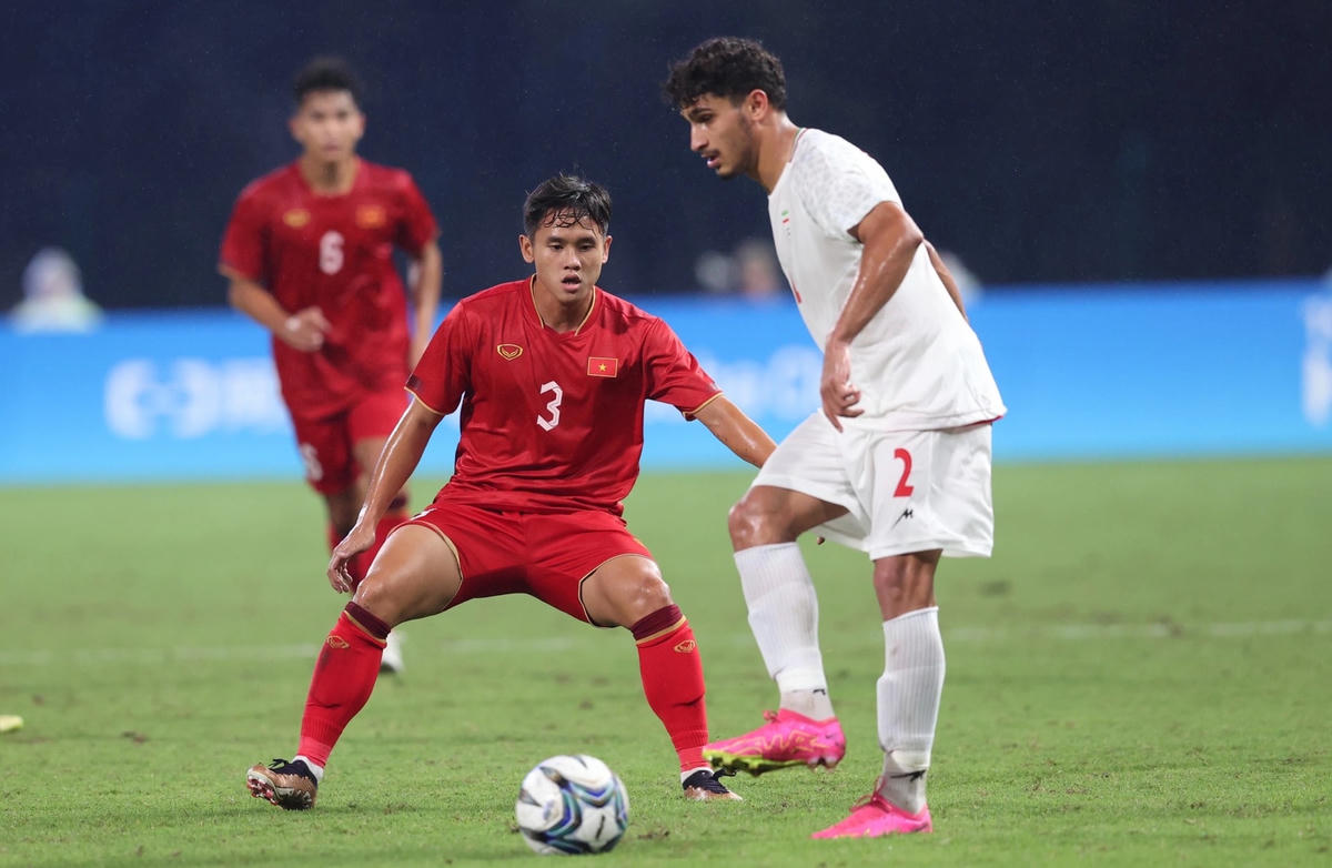 Olympic Việt Nam thua 0-4 trước đội mạnh Iran