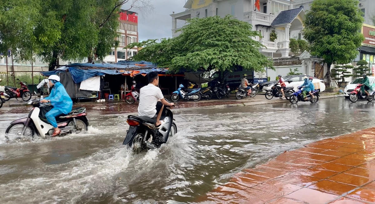 Một số người phải "co giò" chạy thật nhanh qua vùng nước ngập...