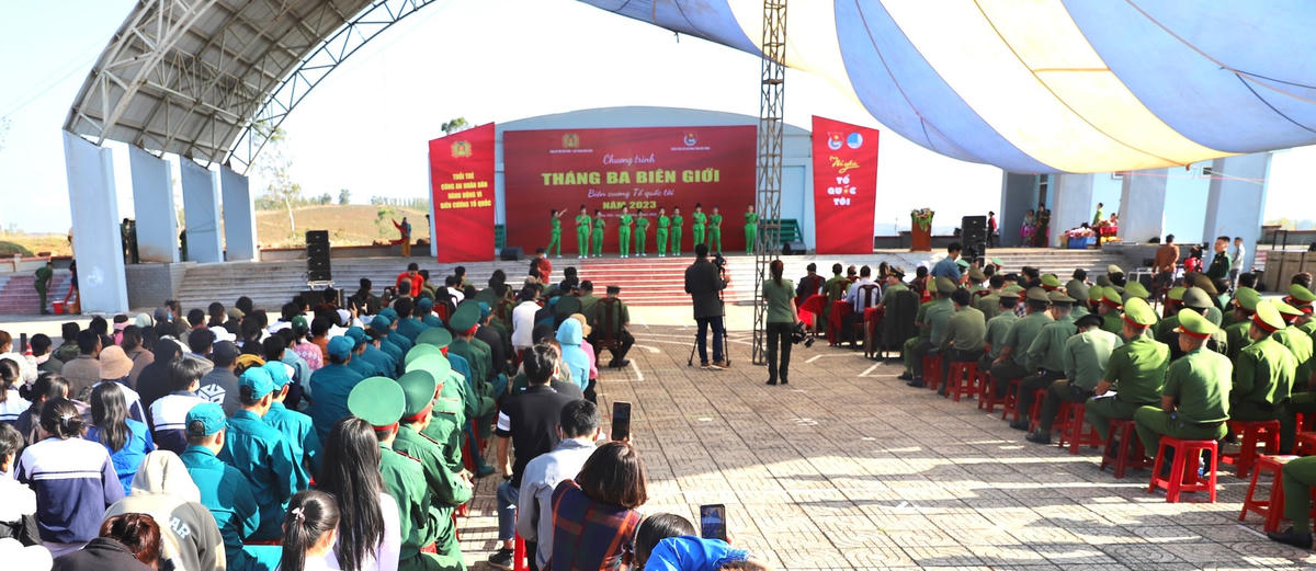 Toàn cảnh.