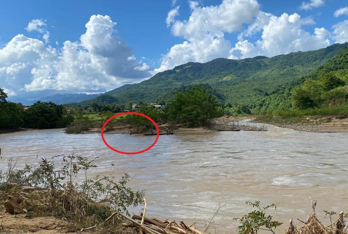 Nơi chiếc xe ô tô bị lũ cuốn được tìm thấy (khoanh màu đỏ) cách vị trí ban đầu hơn 11 km (Ảnh: H.L).