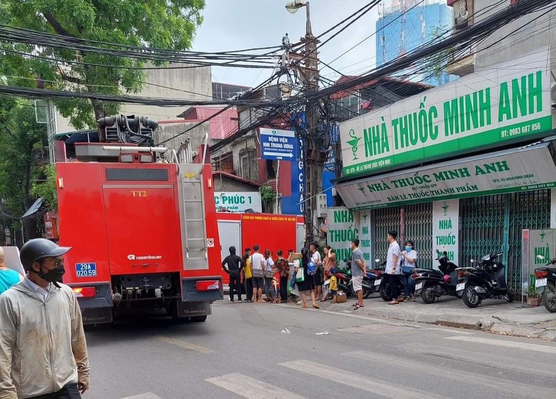 Sau khi nhận được tin báo, lực lượng chiến sĩ và phương tiện PCCC đã được điều động đến hiện trường.Your browser does not support the video tag.Theo một số người dân chứng kiến cho biết, khói và lửa đám cháy nghi ngút bốc cao hàng chục mét.Bước đầu xác định vụ cháy không gây thiệt hại về người nhưng nhiều tài sản đã bị thiêu rụi.Your browser does not support the video tag.15h cùng ngày đám cháy cơ bản đã được khống chế, hiện nguyên nhân vụ cháy đang tiếp tục được xác minh làm rõ.