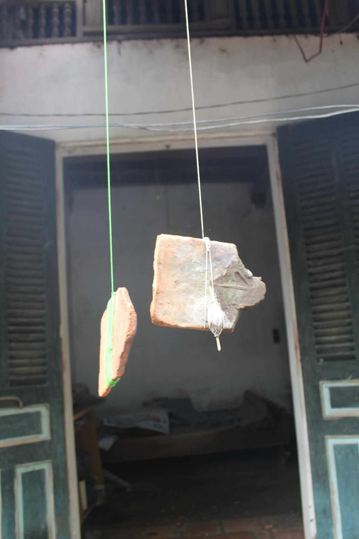 Dụng cụ của người thợ lợp ngói thường rất đơn giản. Có khi chỉ với cuộn dây dù, họ buộc thêm viên ngói vỡ để lợp cho thẳng hàng.