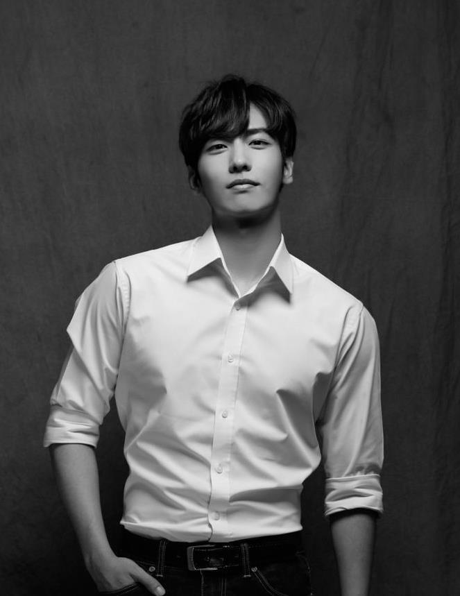 Lee Ji Han được biết đến với vai trò là diễn viên, anh tham gia Produce 101 mùa 2 với tư cách thực tập sinh của Pan Entertainment. Không có quá nhiều cơ hội để thể hiện thực lực, Ji Han dừng chân với thứ hạng 98.