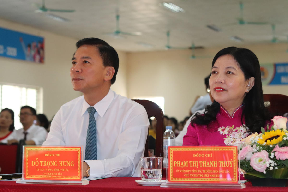 Phó Chủ tịch nước Võ Thị Ánh Xuân, Bí thư Tỉnh ủy Thanh Hóa Đỗ Trọng Hưng cùng Trưởng Ban Dân vận Tỉnh ủy, Chủ tịch Ủy ban MTTQ tỉnh Thanh Hóa Phạm Thị Thanh Thủy dự lễ khai giảng.