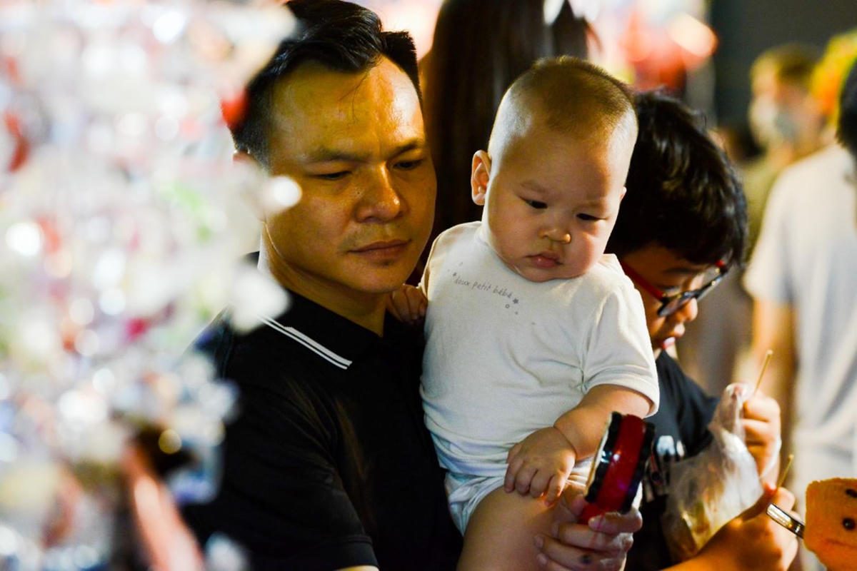 Anh Tú (Cầu Giấy) cho biết: "Năm nay mình quyết định đưa con trai mình lên phố để tận hưởng không khí Trung thu. Tuy có hơi đông người nhưng Hàng Mã hôm nay thực sự rất lung linh và nhộn nhịp" 