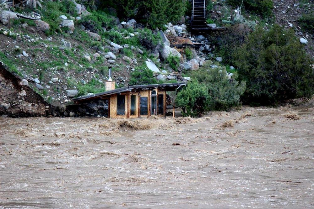 Dòng sông Yellowstone chảy xiết đã làm ngập nơi dường như là một nhà thuyền nhỏ ở Gardiner. Ảnh: AP.