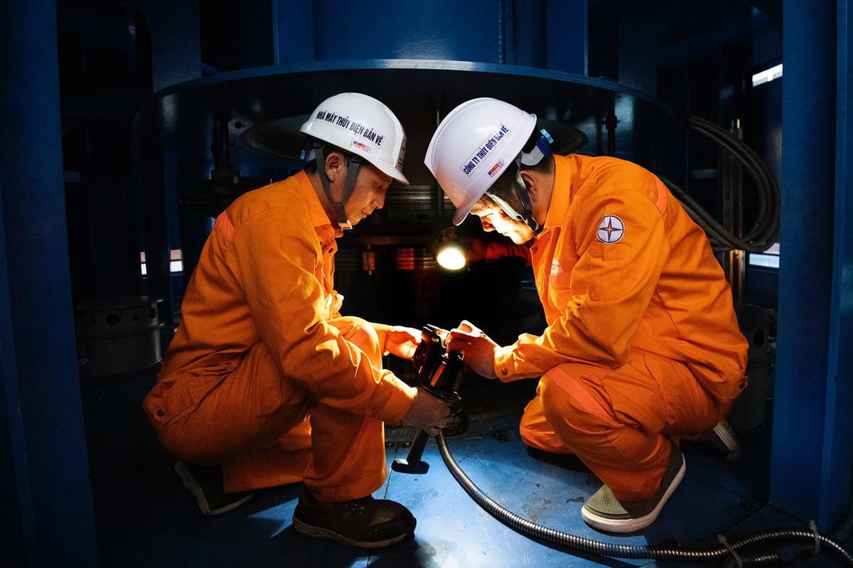 Công nhân sửa chữa đang kiểm tra máy.