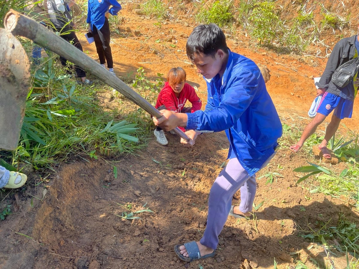 Đoàn viên Nguyễn Thành Bóng tham gia làm đường bê tông nông thôn.  