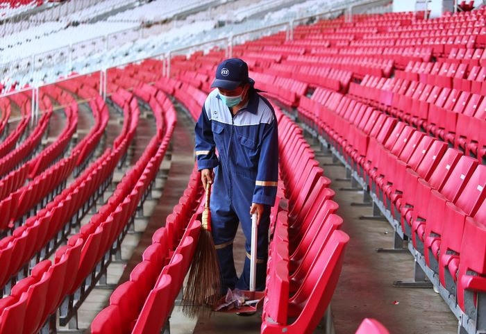 Nhân viên vệ sinh tranh thủ thu dọn rác từ những sự kiện thể thao trước đó. Lần gần nhất tuyển Indonesia thi đấu là trước đối thủ Thái Lan. Ảnh: Zing.