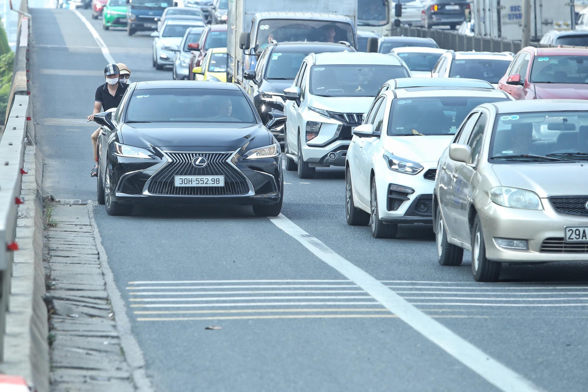 Hà Nội: Nhiều xe đi vào làn dừng khẩn cấp tại vành đai 3 bị xử phạt