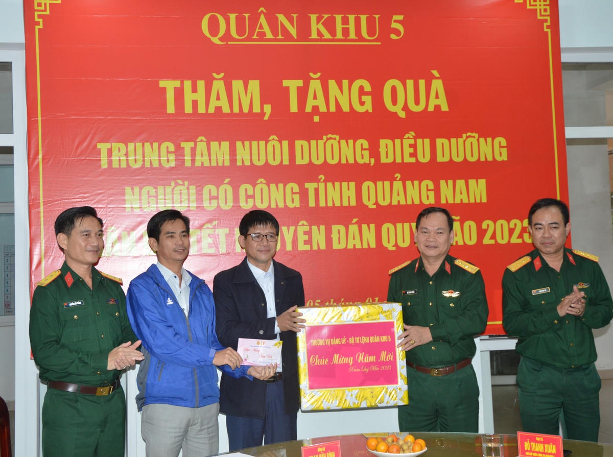 Tặng quà cho Trung tâm nuôi dưỡng, điều dưỡng người có công tỉnh Quảng Nam.