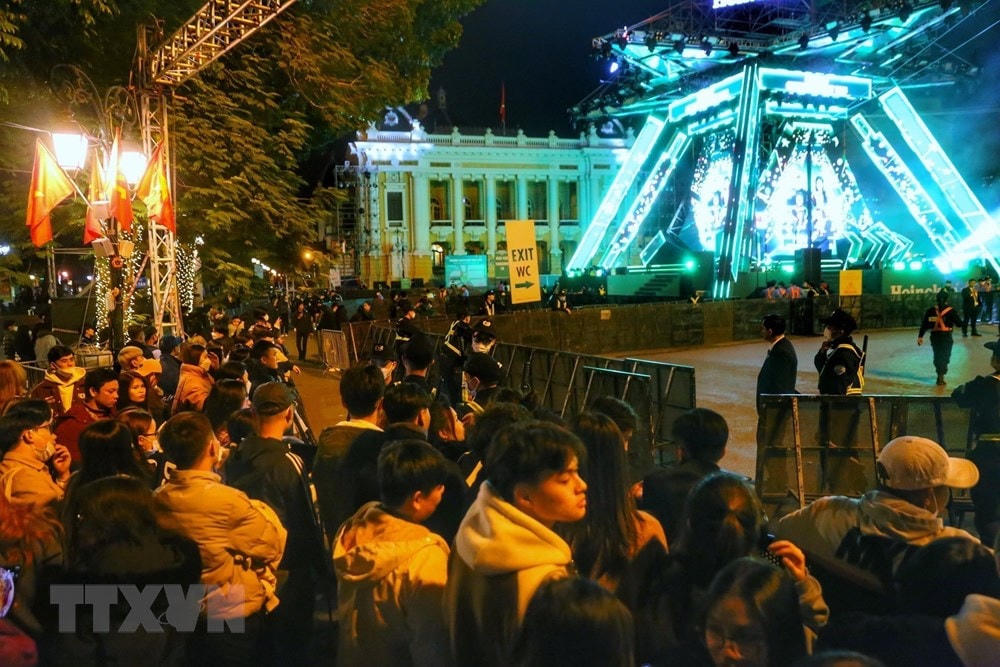 Sân khấu tại Quảng trường Cách mạng tháng Tám đã sẵn sàng cho buổi Countdown đêm nay. (Ảnh: Tuấn Đức/TTXVN).