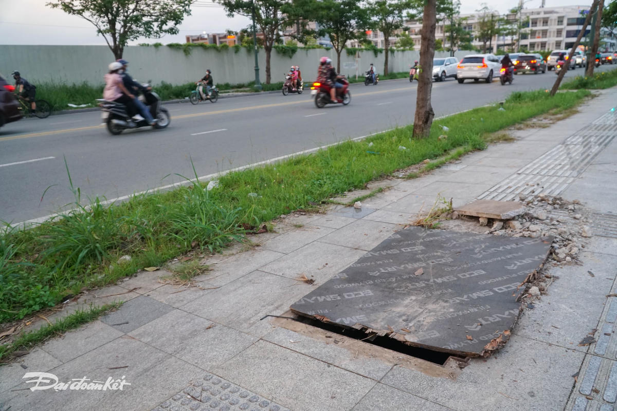 Hơn 10 nắp cống tương tự đã bị “bốc hơi” trên đoạn đường này.