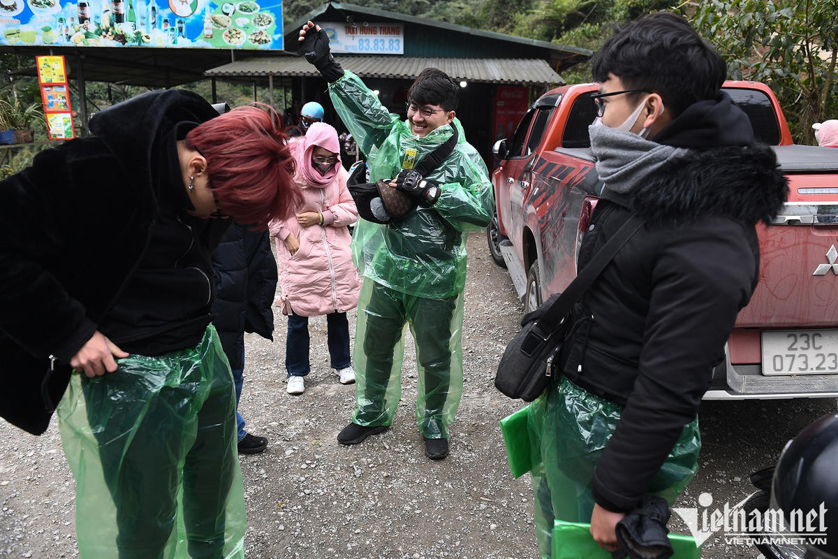 Du khách sốc nhiệt vì gió lạnh 4 độ C ngày Tết ở cổng trời Quản Bạ