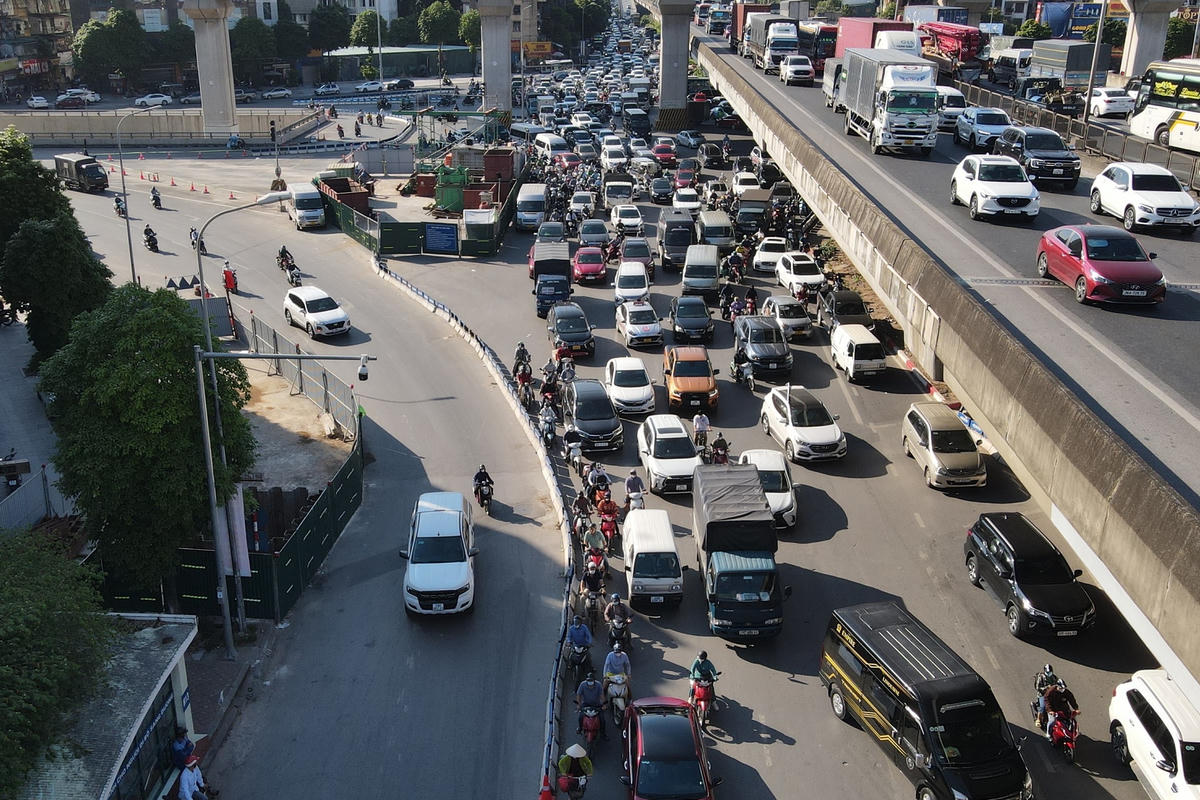 Theo đó, để đảm bảo việc đi lại của người dân trong kỳ nghỉ lễ 2-9, Thanh tra Sở GTVT Hà Nội đã bố trí 41 điểm thường xuyên xảy ra ùn tắc giao thông vào giờ cao điểm. Đặc biệt, ở khu vực các bến xe khách liên tỉnh, bố trí 7 vị trí chốt trực, phân luồng hướng dẫn giao thông, hạn chế ùn tắc giao thông khu vực cổng ra, cổng vào của bến xe.
