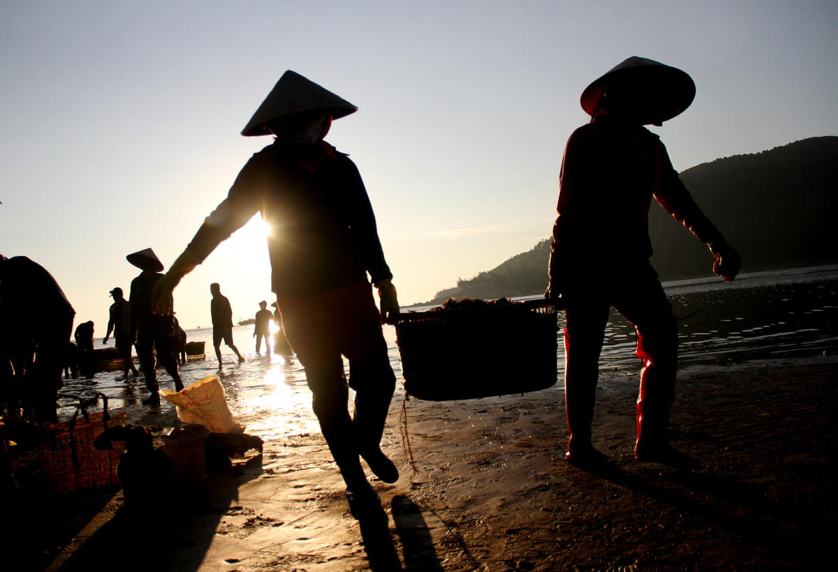 Không khí nhộn nhịp bán mua.  