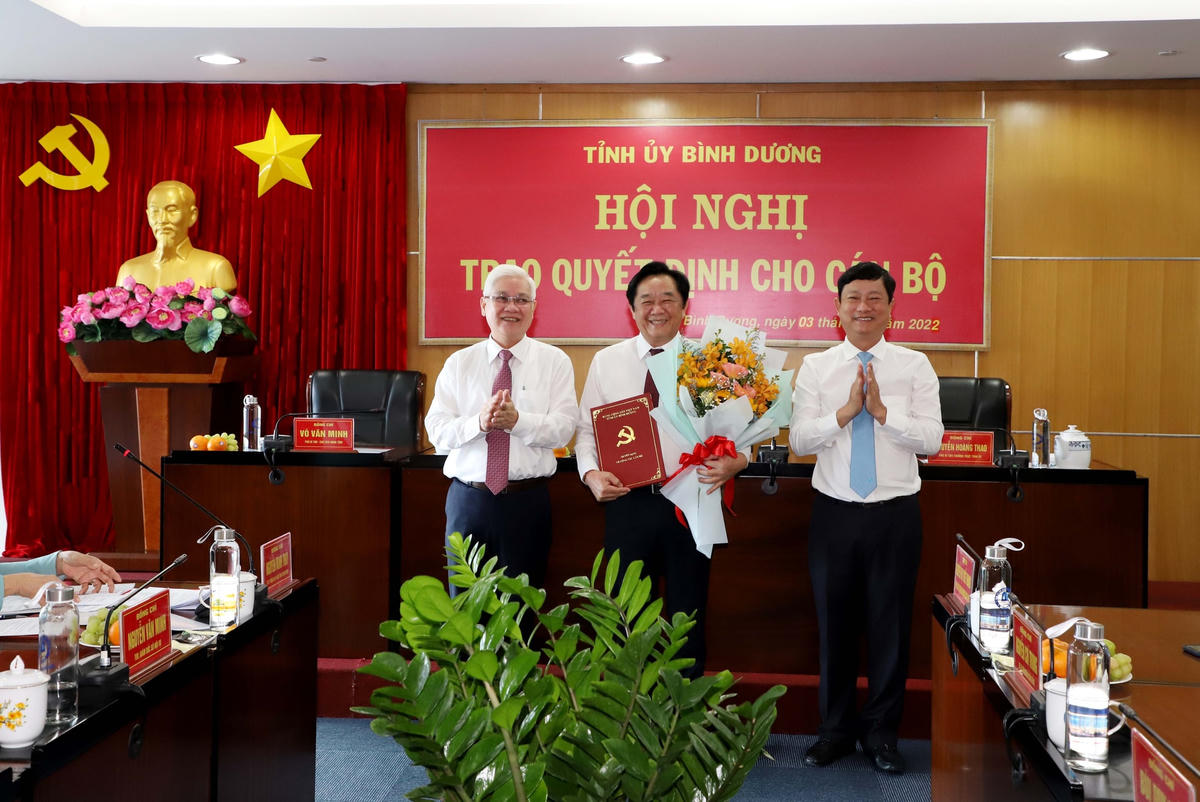 Bí thư Tỉnh ủy Nguyễn Văn Lợi (bìa trái), Chủ tịch UBND tỉnh Võ Văn Minh (bìa phải) trao quyết định và tặng hoa cho ông Nguyễn Hoàng Thao - Phó Bí thư Thường trực Tỉnh ủy kiêm Hiệu trưởng Trường Chính trị tỉnh.