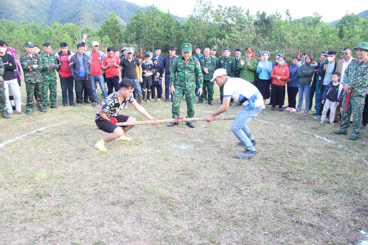 Quân dân Bắc Sơn cùng nhau tham gia các hoạt động sinh hoạt văn hóa cộng đồng, thể dục, thể thao, trò chơi dân gian truyền thống theo phong tục tập quán địa phương như đánh quay, đẩy gậy, kéo co... Ảnh: Trung tâm TT&VH Móng Cái.