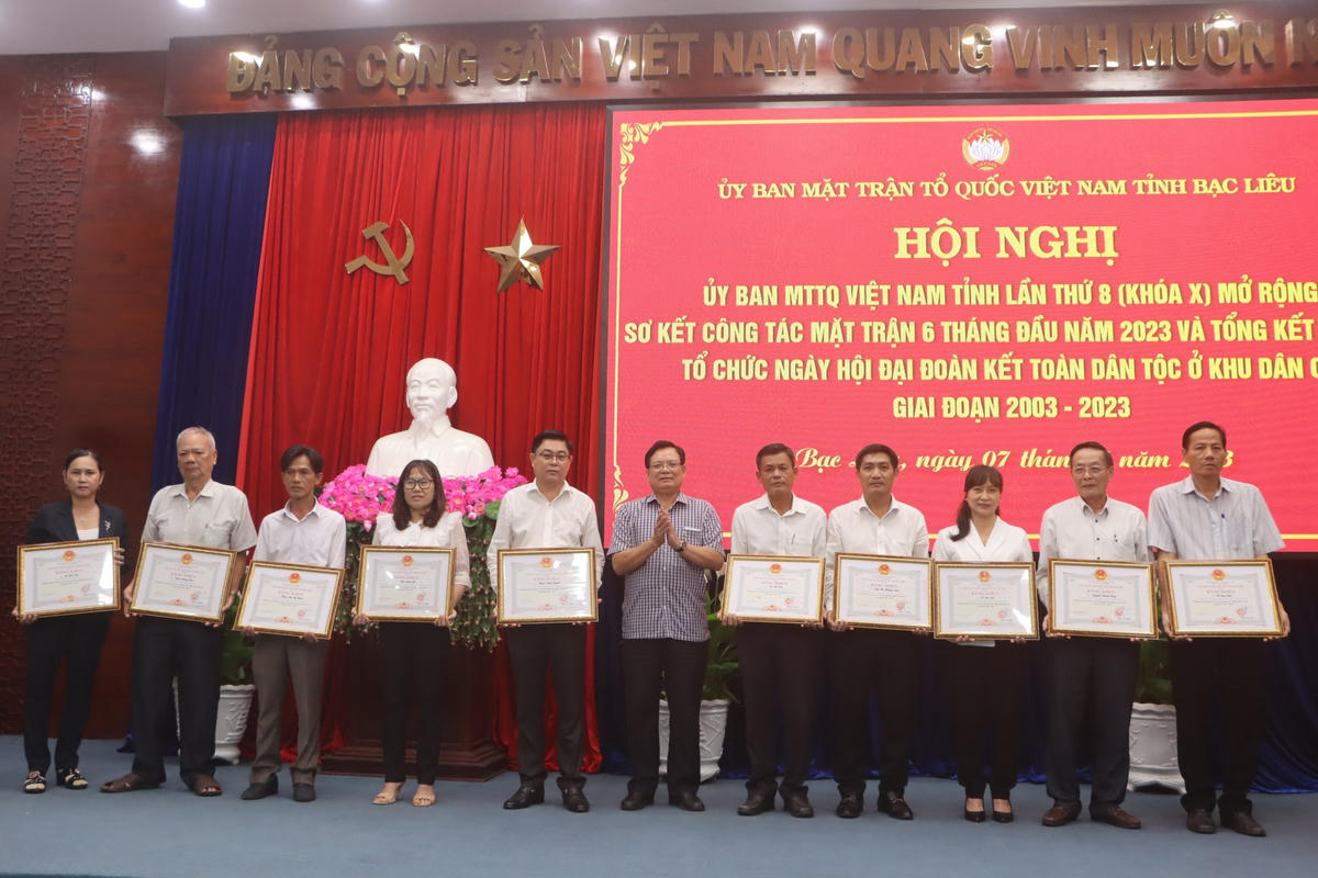 Chủ tịch Uỷ ban MTTQ Việt Nam tỉnh Bạc Liêu Nguyễn Văn Hoà tặng bằng khen cho các tập thể, cá nhân có thành tích xuất sắc trong tham gia tổ chức Ngày hội đoàn kết đại đoàn kết toàn dân tộc giai đoạn 2003-2023.
