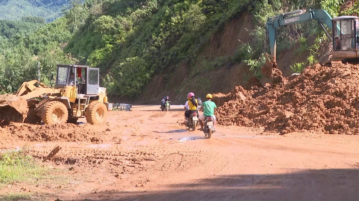 Các đơn vị quản lý tuyến đường Hồ Chí Minh qua địa phận Nam Giang xử lý, khắc phục giao thông.