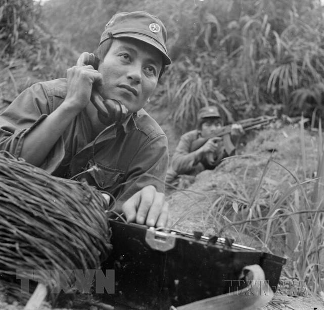 Chiến sĩ thông tin Phạm Văn Do, Đại đội 18, Đoàn Y Hà Tuyên dũng cảm làm nhiệm vụ, đảm bảo đường dây thông suốt phục vụ chiến đấu. Anh được tặng thưởng Huân chương Chiến công hạng Ba. Ảnh: Minh Lộc/TTXVN.