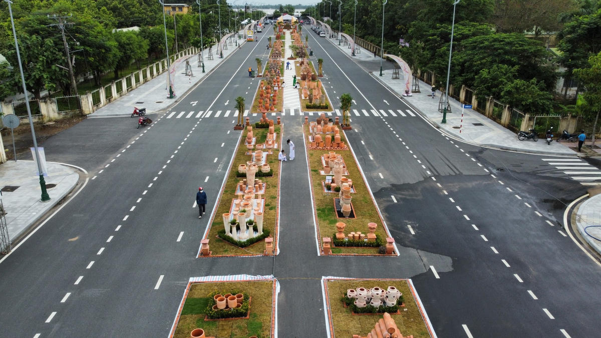 Con đường nghệ thuật gốm đỏ - Vĩnh Long năm 2023 được thực hiện trên tuyến đường nối đường Võ Văn Kiệt và đường Phạm Hùng (TP Vĩnh Long).