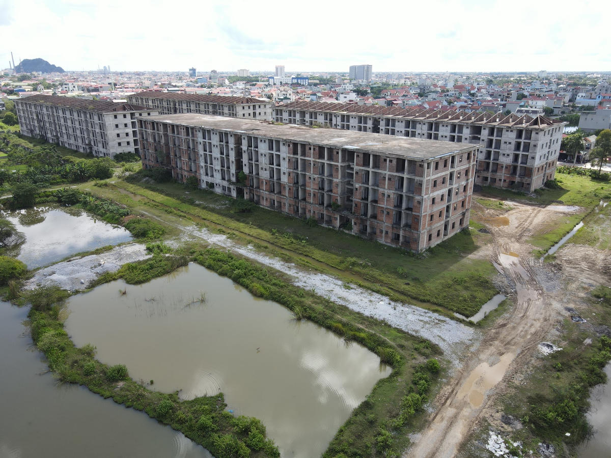 Cụ thể gồm: Khu ký túc xá sinh viên và nhà ở xã hội (sử dụng 1 khối nhà 5 tầng, nhà C phía Nam khu ký túc xá, cùng với hạ tầng kỹ thuật); chuyển 2 khối nhà 5 tầng A và D của dự án thành bệnh viện Ung bướu tỉnh; bệnh viện điều dưỡng phục hồi chức năng tỉnh Ninh Bình (sử dụng 1 khối nhà 5 tầng, nhà B); xây dựng cơ sở hạ tầng phục vụ đấu giá quyền sử dụng đất cho khoảng 5,5 ha còn lại thuộc khu đất xây dựng khu ký túc xá. 