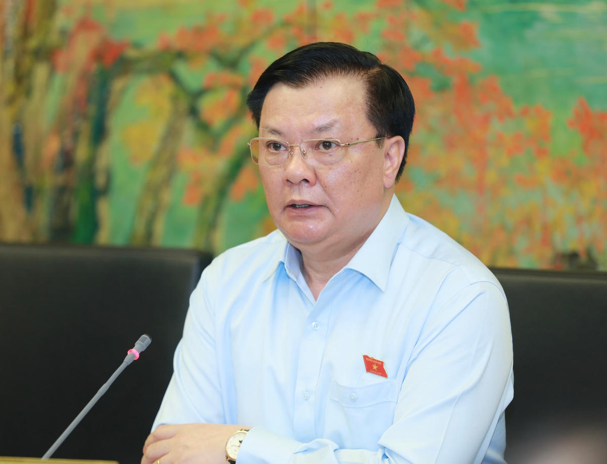 Bí thư Thành ủy Hà Nội Đinh Tiến Dũng tại họp tổ sáng 6/6. Ảnh: Quang Vinh.