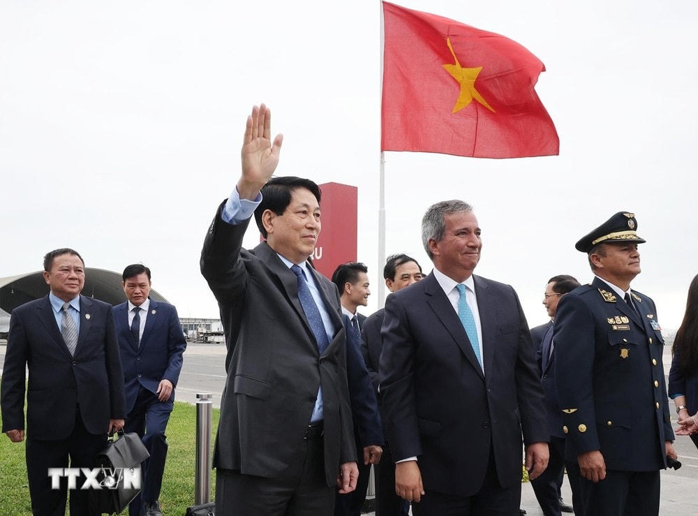 Chủ tịch nước Lương Cường đến Sân bay Quốc tế Jorge Chávez ở thủ đô Lima. (Ảnh: Lâm Khánh/TTXVN) ttxvn_luong_cuong.jpg