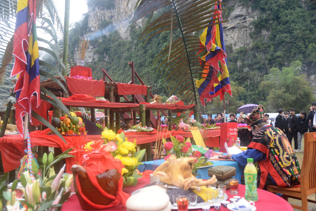 Nghi lễ truyền thống cúng tế đất trời, thần linh, xin ban tặng cho muôn dân được mưa thuận, gió hòa, nhà nhà được yên vui hạnh phúc.