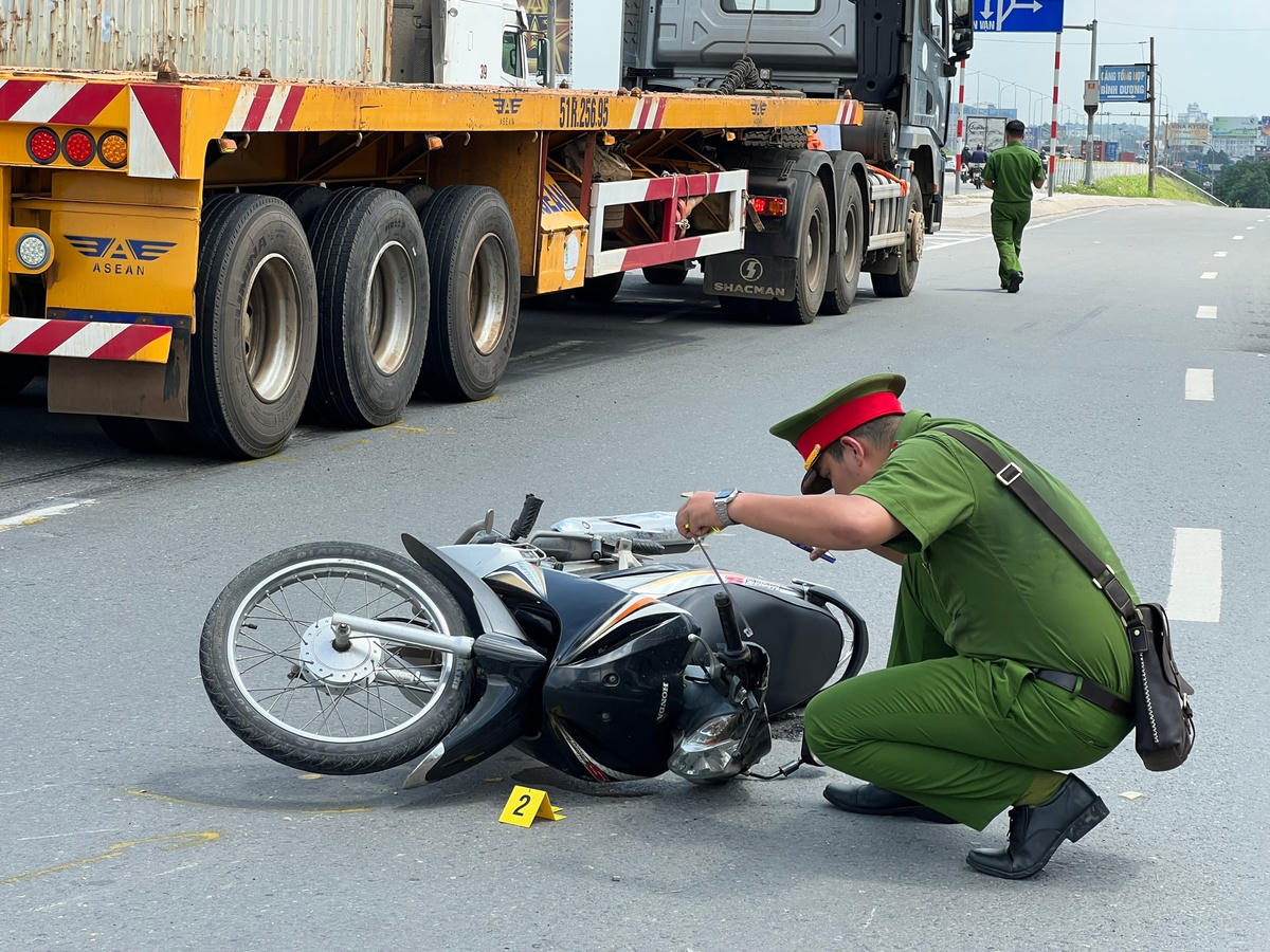 Công an khám nghiệm hiện trường - Ảnh: CA