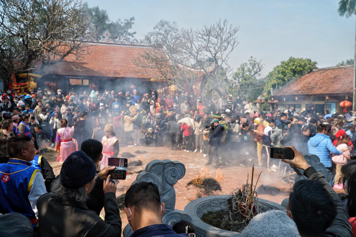 Tương truyền, vào đời Vua Hùng thứ 18, khi đất nước có nạn ngoại xâm, tướng quân Phan Tây Nhạc được Vua Hùng giao thống lĩnh quân binh đi đánh giặc. Tướng quân Phan Tây Nhạc lĩnh ý vua, nhận đủ quân số và gấp rút ngày đêm luyện rèn binh sĩ. Việc hành quân gấp gáp, nếu binh sĩ không được ăn đúng bữa thì khó có sức đuổi giặc. Ông nghĩ ra cách tổ chức thi nấu cơm có thưởng ngay trong quân ngũ để nhanh chóng ổn định đội quân hậu cần giỏi nấu nướng.