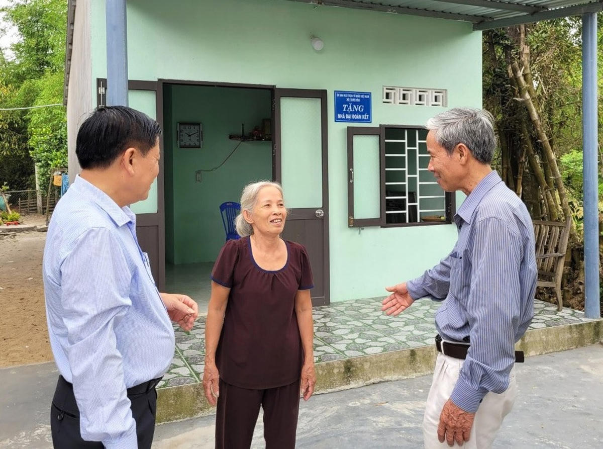 Lãnh đạo Ủy ban MTTQ tỉnh Quảng Nam thăm hỏi hộ dân được hỗ trợ nhà Đại đoàn Kết.