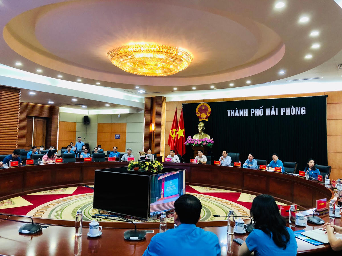 Công nhân lao động tại điểm cầu Hải Phòng. 