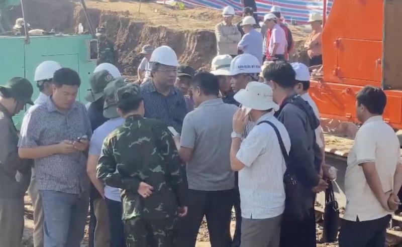 Công tác cứu hộ đang tiến hành với tinh thần rất khẩn trương.